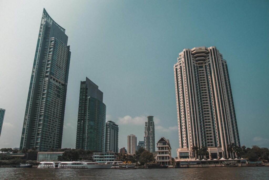 ภาพแสดงอาคารสูงบริเวณชายน้ำ และเรือไปรษณีย์ ในบริบท 2025 เทรนด์การตลาดโซเชียลมีเดียในไทย แบรนด์ต้องปรับตัวยังไง