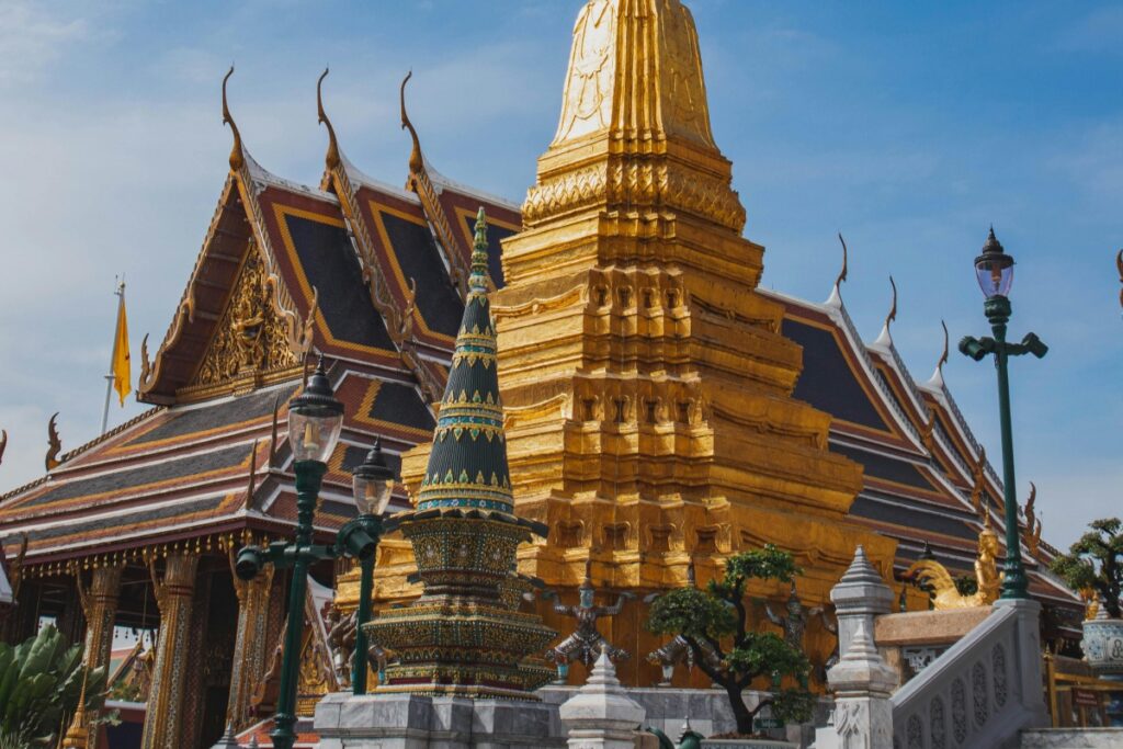 ภาพนี้แสดงวัดที่สวยงาม มีอาคารหลักที่ทำด้วยสีทอง辉煌 และมีลักษณะทางสถาปัตยกรรมแบบไทยโบราณ อย่างชัดเจน ซึ่งมีความงดงามและความเป็นเอกลักษณ์ตัวชี้วัดนั้น เหมือนกับ Pantip วิธีใช้กระทู้ให้เกิดกระแสกับแบรนด์ของคุณ โดย Pantip เป็นเว็บไซต์ที่มีชุมชนผู้ใช้มากมาย คุณสามารถใช้กระทู้ในที่นี่เพื่อสร้างความสนใจและกระแสต่อแบรนด์ของคุณได้ เช่นเดียวกับวัดที่ดึงดูดผู้คนมาชม เพราะความงดงามและเอกลักษณะตัวของมัน