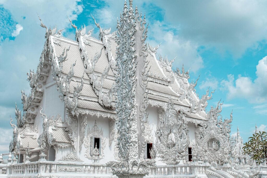 ภาพแสดงวัดขาวที่มีความงดงามพิเศษ ด้วยการตกแต่งที่ละเอียดและหลากหลาย มีลักษณะทางสถาปัตยกรรมที่เป็นเอกลักษณะของไทย ต่างจากวัดทั่วไป เหมือนกับเคล็ดลับทำคอนเทนต์ให้ไวรัลใน TikTok ประเทศไทย ควรสร้างสิ่งที่มีความเป็นเอกลักษณะและน่าสนใจ เพื่อดึงดูดผู้ใช้ TikTok เช่นเดียวกับวัดขาวที่ดึงดูดนักท่องเที่ยวมาชม เพราะความเป็นพิเศษและความงดงามของมัน