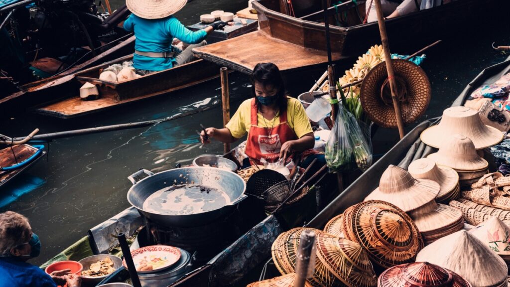 ภาพที่แสดงความสัมพันธ์ของคนไทยกับอาหาร ขนม ดื่ม ทะเล และ"วิธีการใช้rednote(xiaohongshu)สำหรับการตลาดธุรกิจในประเทศจีน"ซึ่งเป็นแพลตฟอร์มสื่อสังคมที่สำคัญในจีนสำหรับการทำการตลาดออนไลน์